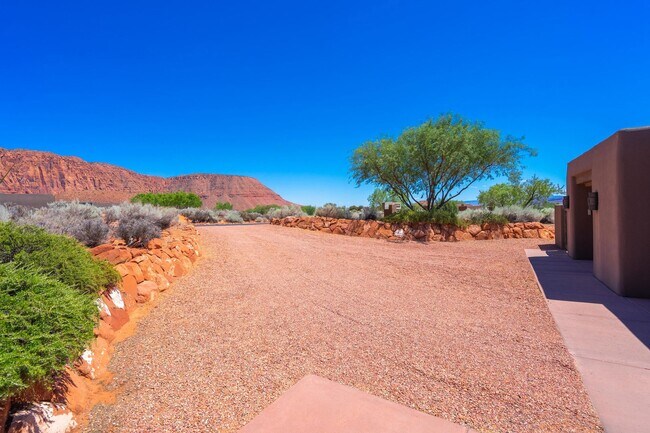 Foto del edificio - Exquisite Custom Home in Prestigious Community with Breathtaking Views