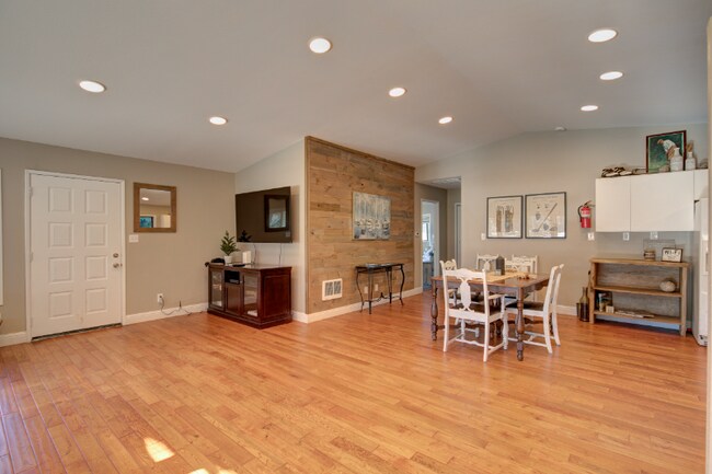 Foto del edificio - 2498 Fowler Rd