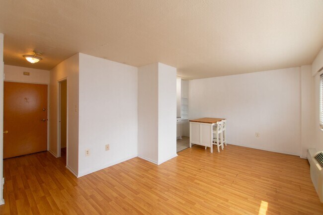 Building Photo - Rittenhouse Studio Condo with All Utilities Included!