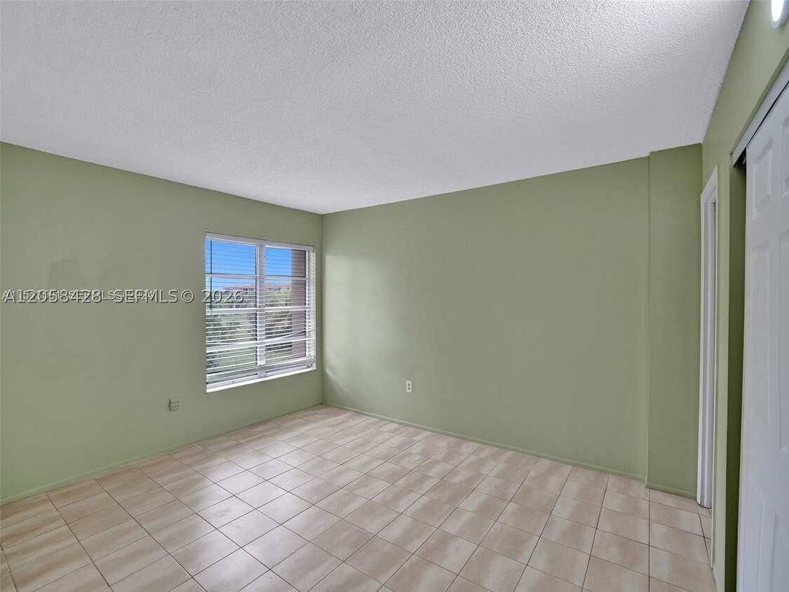 Building Photo - 4166 Inverrary Dr