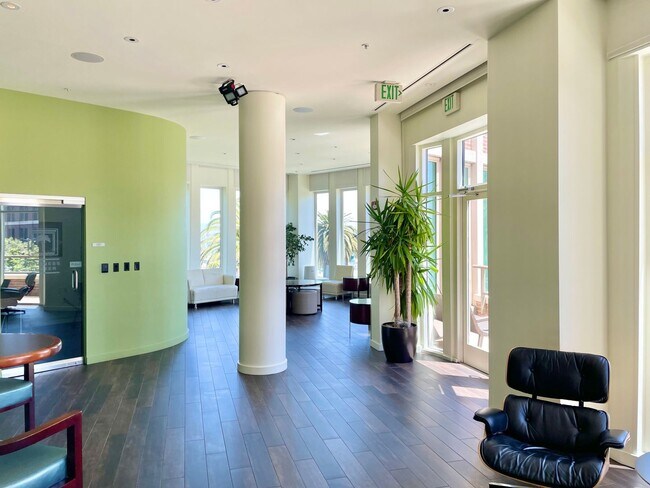 Foto del edificio - 2BR/2BA Remodeled PANO VIEW Penthouse in t...