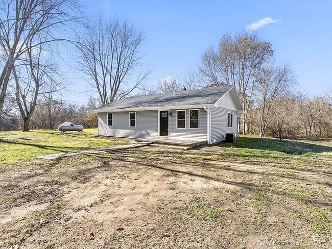 Building Photo - 3 Bed 2 Bath on 4.83 acres of Land Availab...