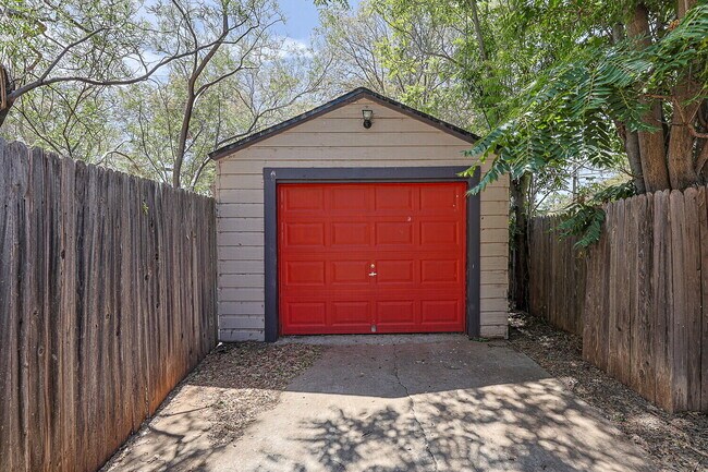 Building Photo - 2305 21st St