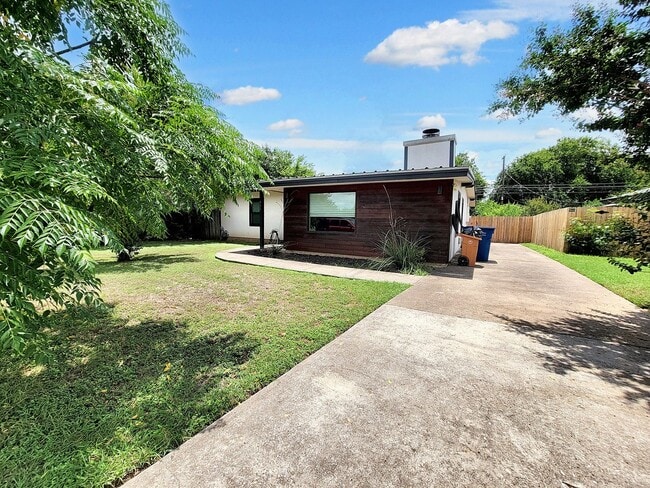 Building Photo - Inviting 3BD/1BA Home with Large Yard and ...