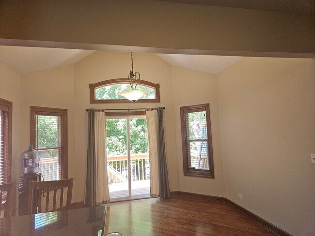 Foto del edificio - 733 Woodbury Ct