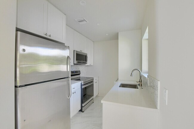Building Photo - 2503 Oceanview Ave