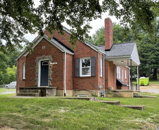 Building Photo - 3652 Roundhill Ave NW