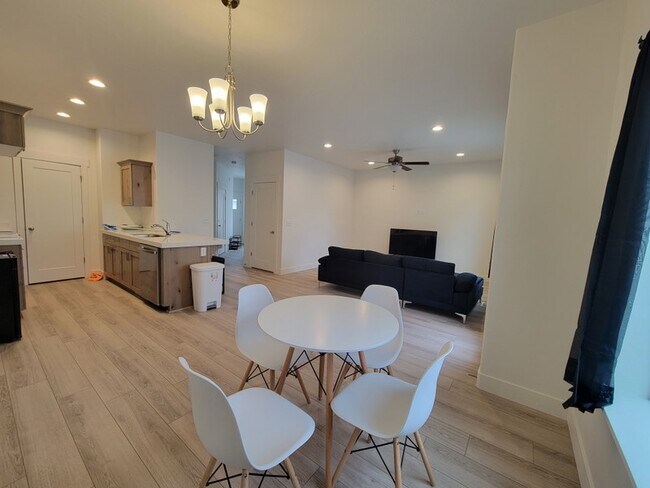 Foto del edificio - 7244 N Silver Spring Way