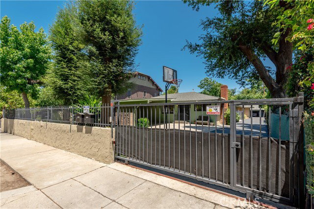 Building Photo - 4450 Matilija Ave