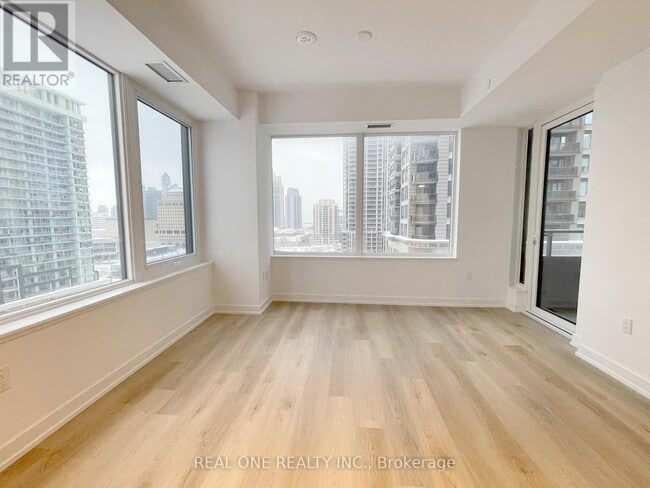 Photo du bâtiment - 395 Square One Dr