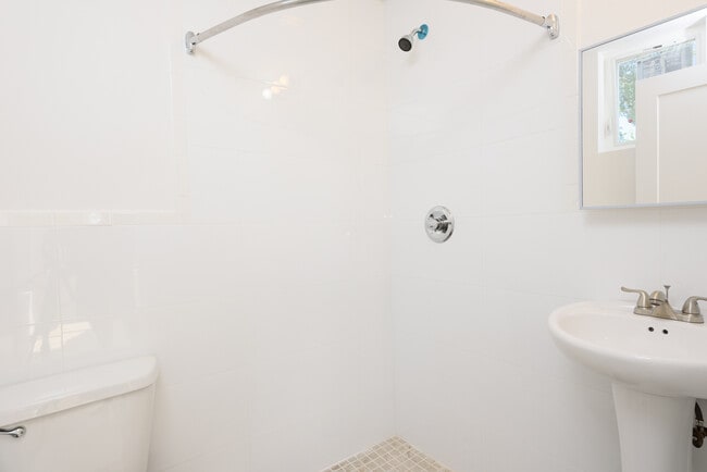 Building Photo - 1507 W Oxford St