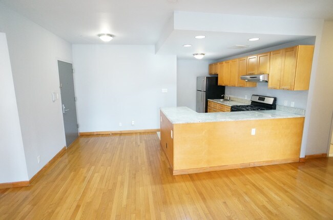 Building Photo - 615 E 138th St