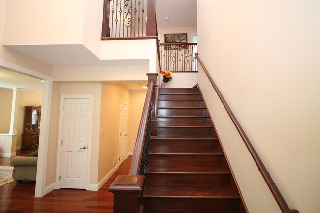 Building Photo - 4 Bedroom House For Rent