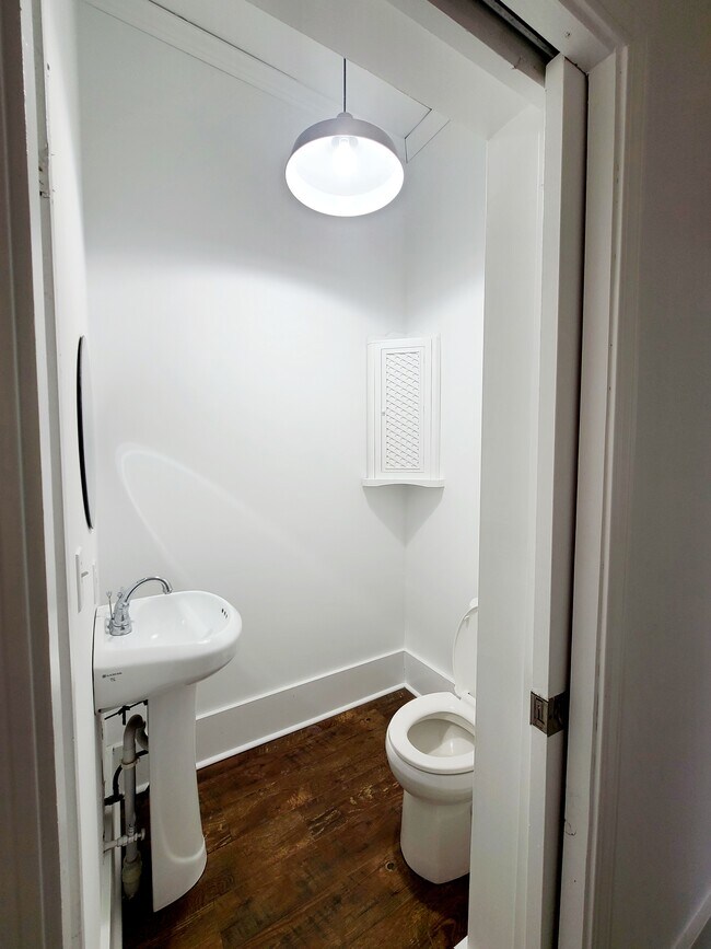 1/2 bath - 506 Chastain Rd