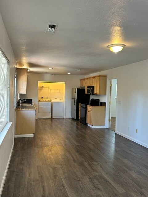 ¡Cocina/comedor/sala de estar de planta abierta con lavadero en el interior! - 11683 View Dr