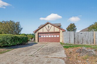 Building Photo - 8014 Crestwick Dr