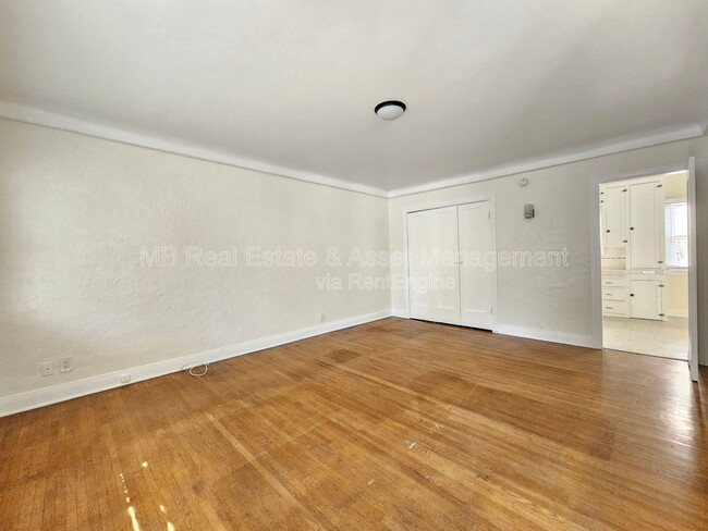 Building Photo - 807 Oro Terrace