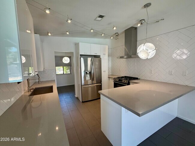 Building Photo - 3702 E Paradise Dr