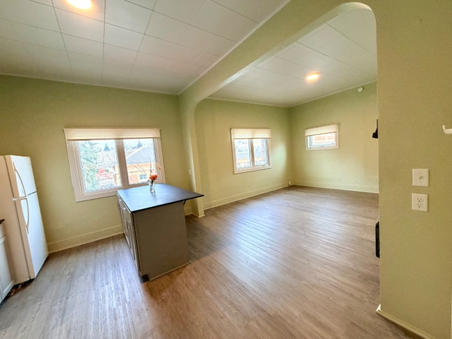 Building Photo - 213 1/2 W Park St