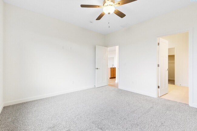 Foto del edificio - Beautiful brand new rental