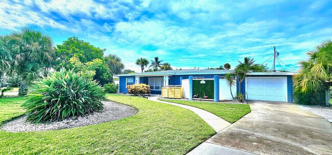 Foto del edificio - True Cocoa Beach Pool Home- Big Back Yard ...