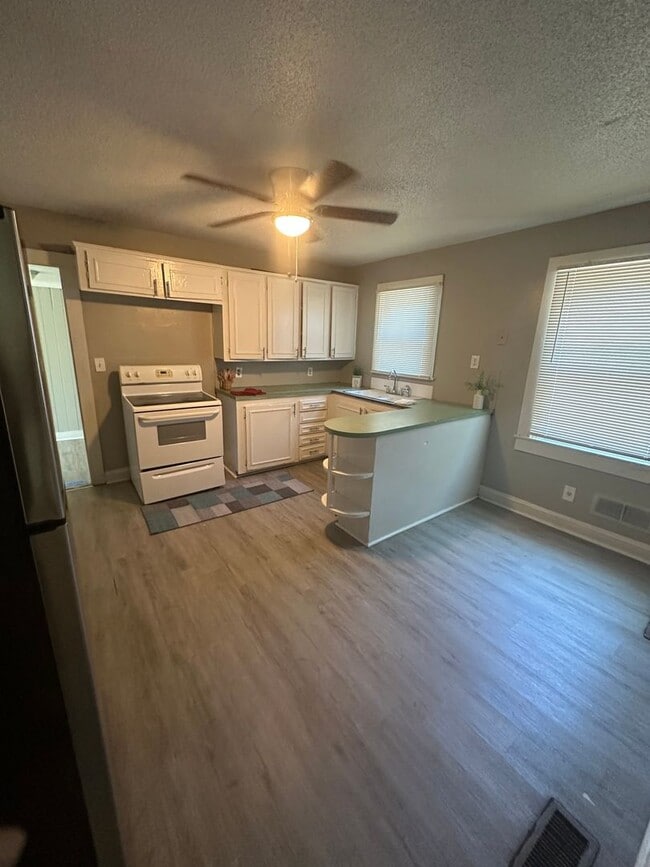 Building Photo - COMING SOON! 3 Bed House!!! Wooden floors!