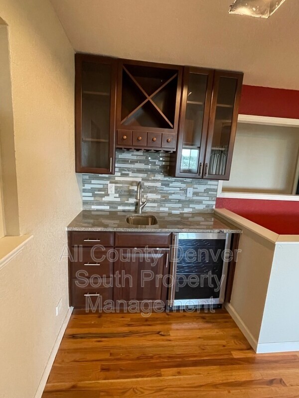Foto del edificio - 7966 Elmwood Ln