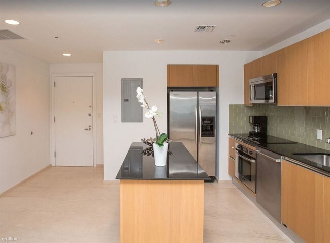 Building Photo - 1 br, 1 bath Apartment - 1365 NE 105th St