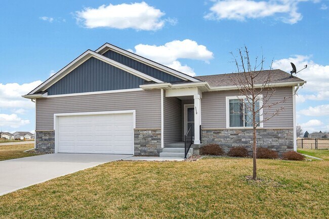 Foto del edificio - BEAUTIFUL CORNER LOT!! 3 Bedroom, 2 Bathroom Home in Des Moines!