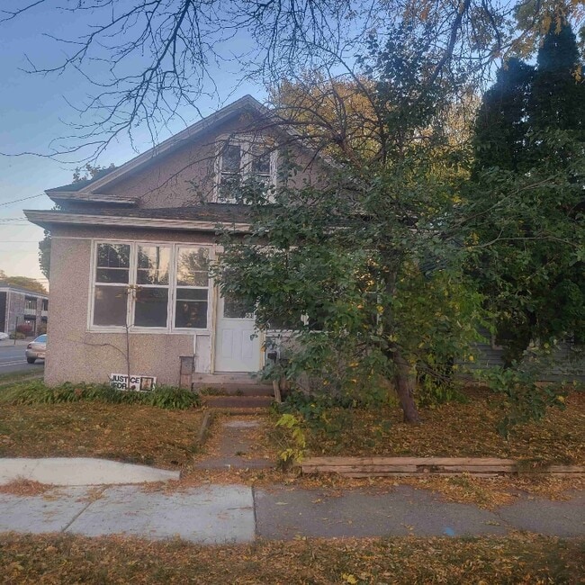 Building Photo - 1003 6th St S