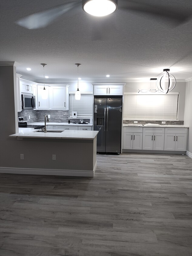 Kitchen/Dining Room - 10 Vista Palm Ln