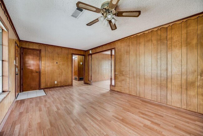 Building Photo - 610 S Rike St