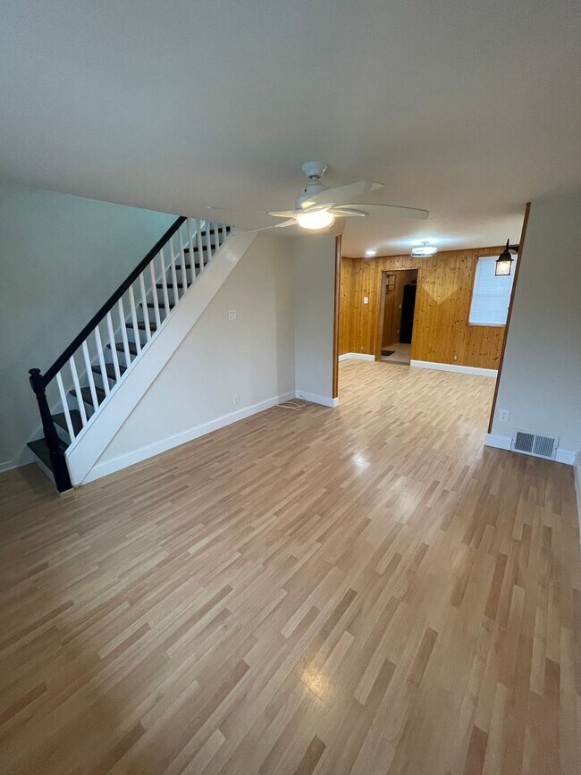 Building Photo - Beautifully Updated 2 Bedroom House Availa...
