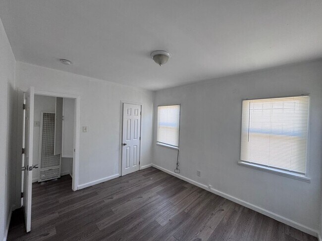Foto del edificio - 2135 E 119th St
