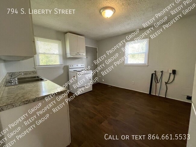 Building Photo - 2 bedroom / 1 bathroom home near downtown ...