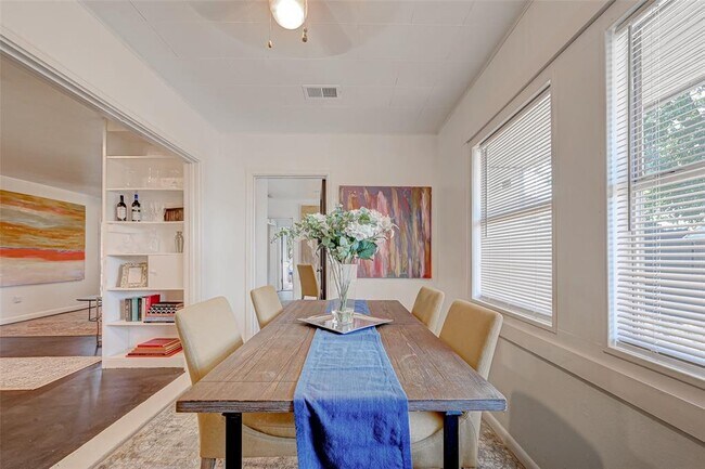 Building Photo - 1127 Du Barry Ln