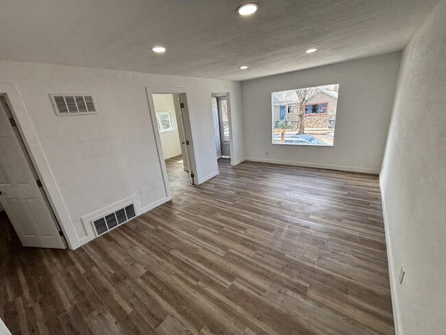 Building Photo - 828 6th St