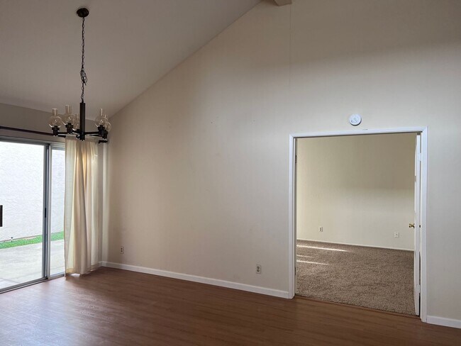Foto del edificio - Large 3BR/2BA Townhouse, 2 Car Garage, Was...