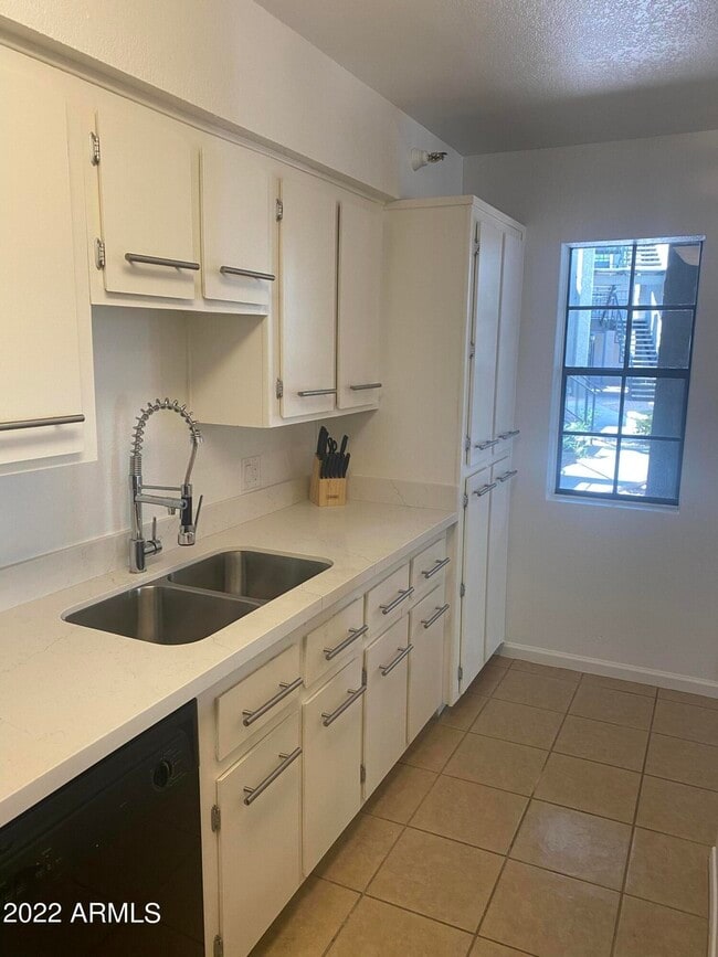 Cocina - 8020 E Thomas Rd