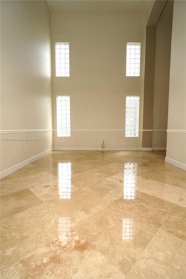 Building Photo - 16600 Sapphire Manor