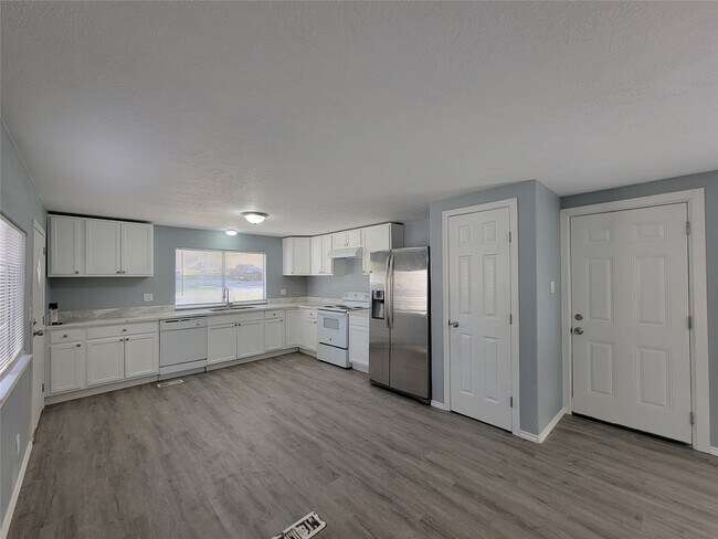 Building Photo - 14245 Ravine