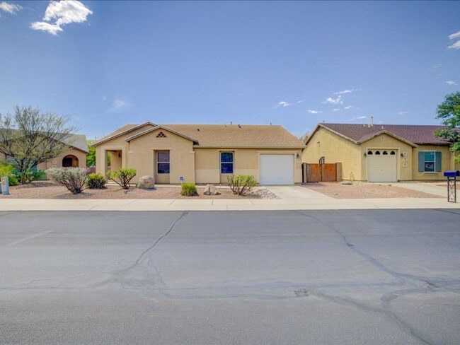 Building Photo - 4 Bedroom 2 Bathroom