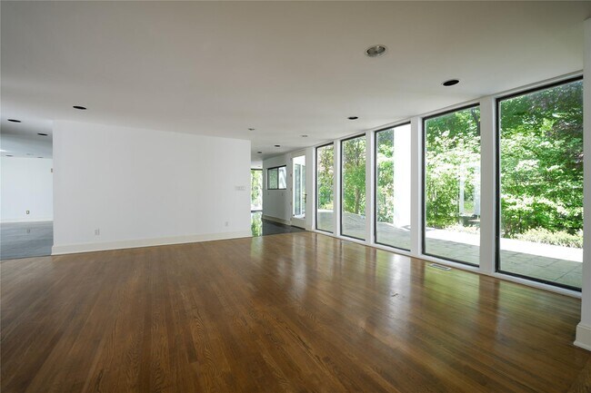 Foto del edificio - 246 Cleft Rd