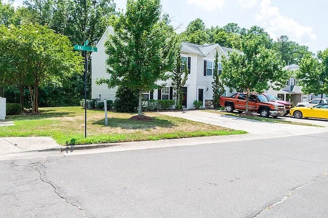 Building Photo - Room in Townhome on Raj Dr