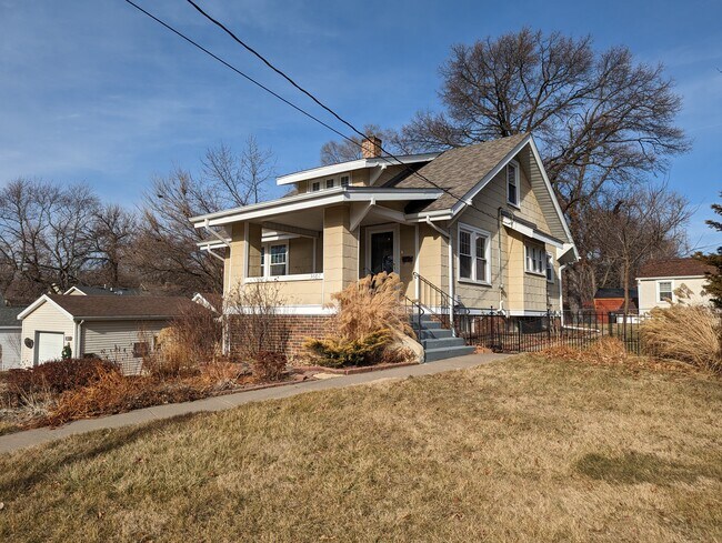 En terreno más alto - 3607 Franklin Ave