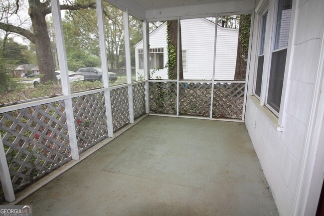 Building Photo - 996 Sycamore Dr