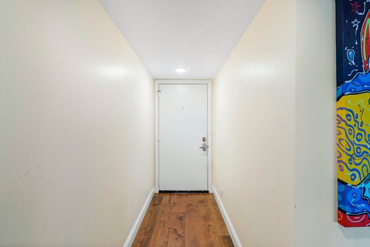 Foto principal - 3040 Lake Shore Dr