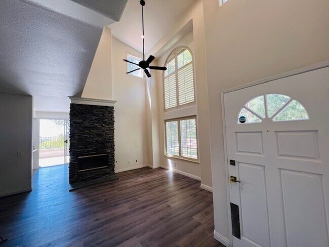 Foto del edificio - COMPLETELY REMODELED 3 Beds+2.5 Baths 2-st...