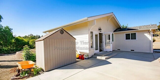 Building Photo - Charming Single Family Home in Vista! 3 beds, 2 baths- additional bonus room with kitchen and pri...