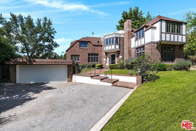 Foto del edificio - 2441 Glendower Ave